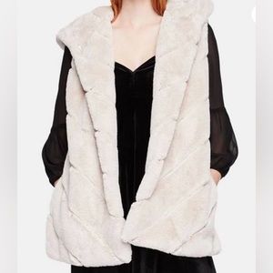 NWT BCBGeneration Faux Fur Hooded Vest in Ivory